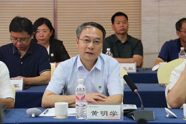 2.51吃瓜网党委书记黄明学主持座谈会_副本.jpg